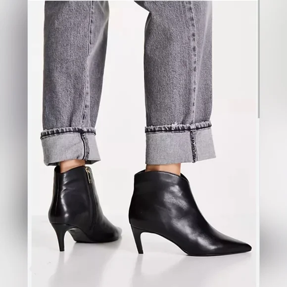 Edgy Chic Ted Baker London Red Leather Booties - Picture 13 of 16